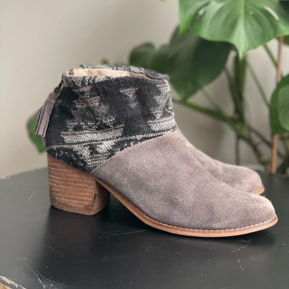 Toms Leila Aztec Print Gray Suede Heel Ankle Booties Sz 8 - Picture 1 of 8
